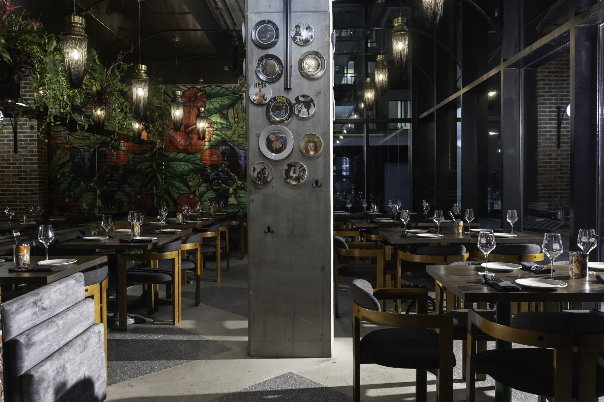 The Farsides dining room — jungle mural and plate-covered column
